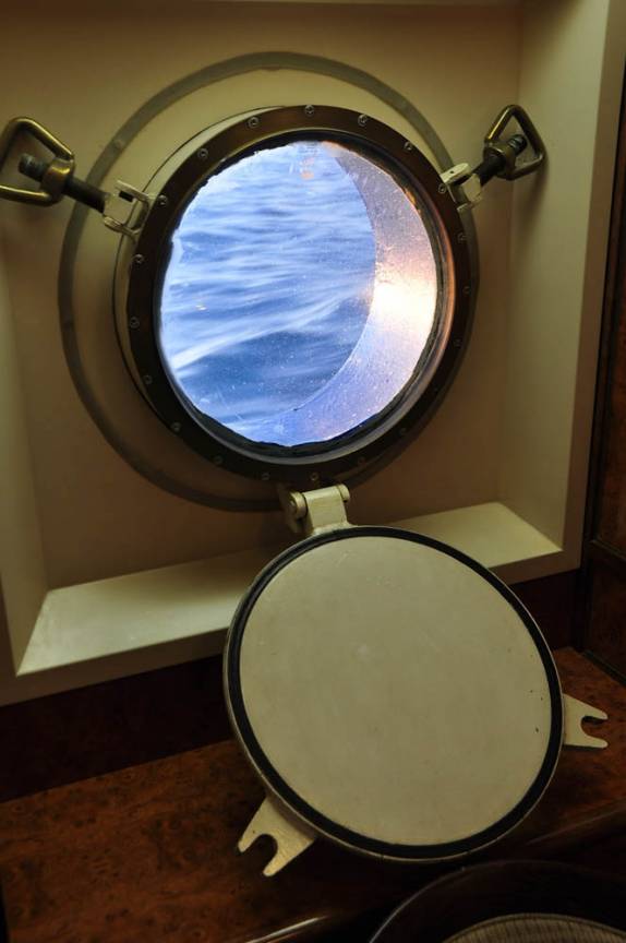 Uma janela do tipo escotilha no Sea Spirit